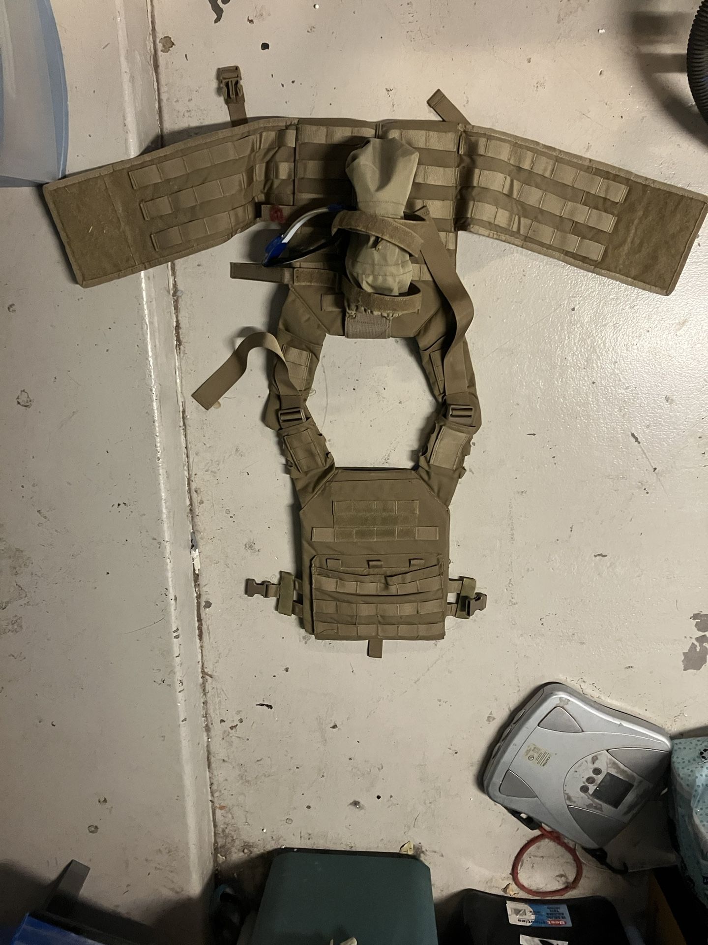 plate carrier tan