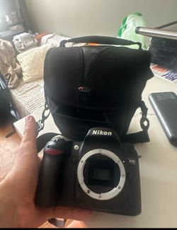Nikon D80 DSLR Camera with Lowepro Camera Bag