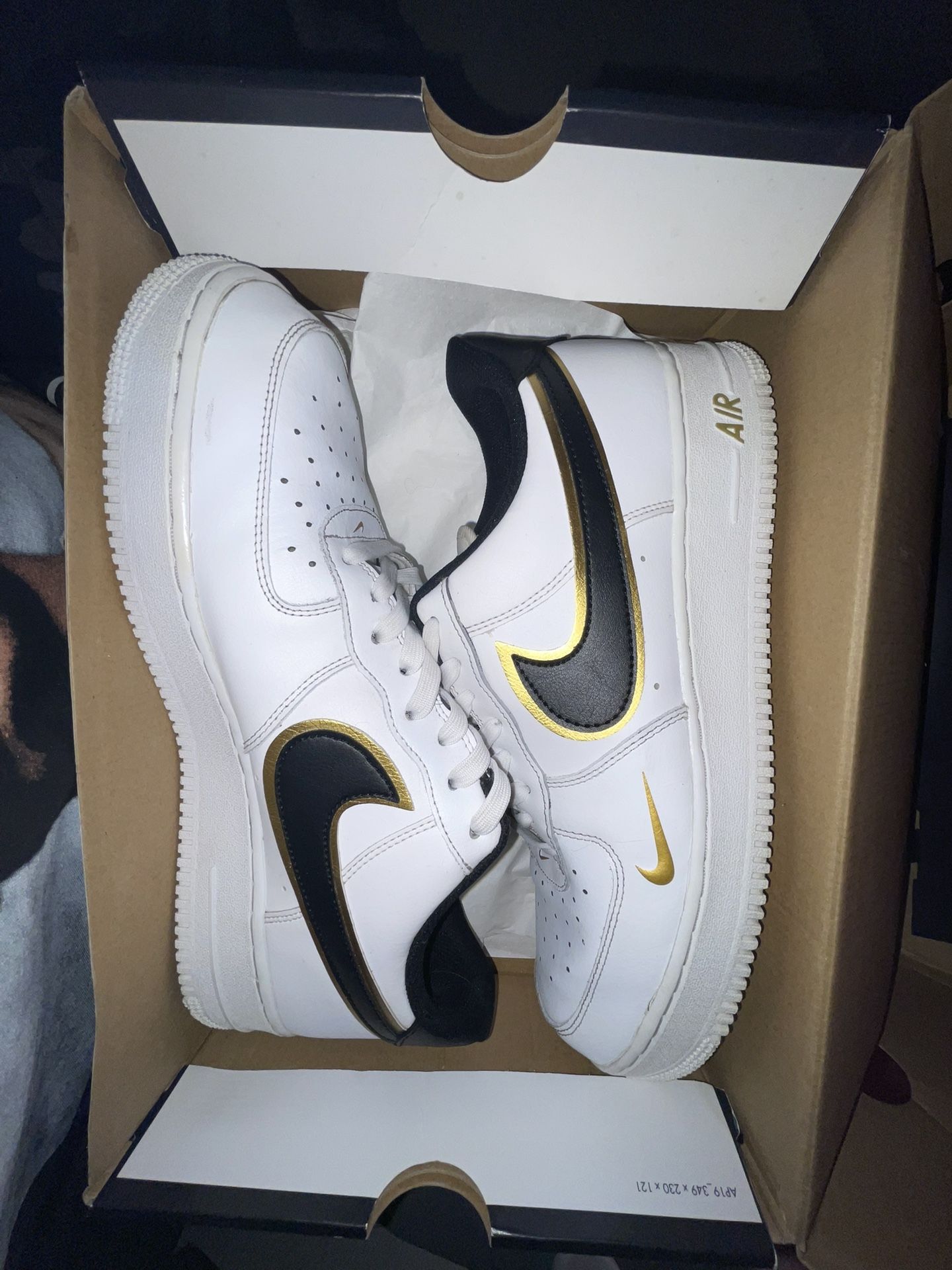 Air Force 1 LV8 “Metallic Swoosh” White/metallic,gold,black