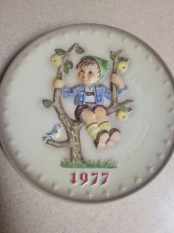 Hummel Annual plate 1977 with boy in tree with apples and bird