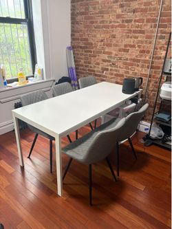 Extending White dinning table and chairs