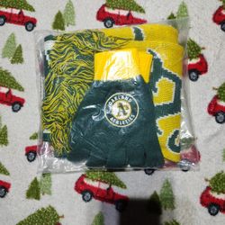 Oakland A's Gloves And Scarf Set (Athletics)