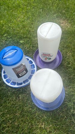 3 animal feeders like new