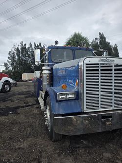Heavy Duty Tow Truck 1987 Freightliner