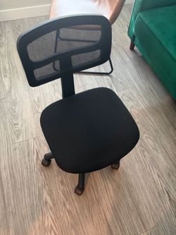 Rolling desk chair