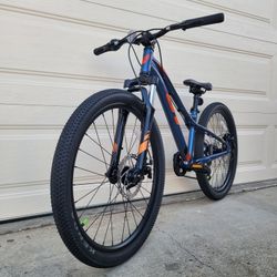 GT STOMPER PRO mountain bike. Disc brakes. Good for age from 8 to 12 year.  24 tires. 7 speed. 12." ALUMINUM frame. Excellent condition