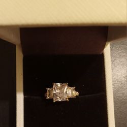 14kt Yellow Gold White Sapphire Ring Size 7
