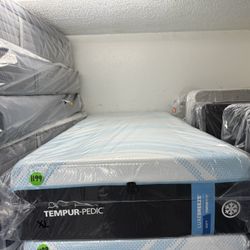 TWIN XL TEMPURPEDIC LUXEBREEZE (SOFT) MATTRESS & BOX SPRING BED SET