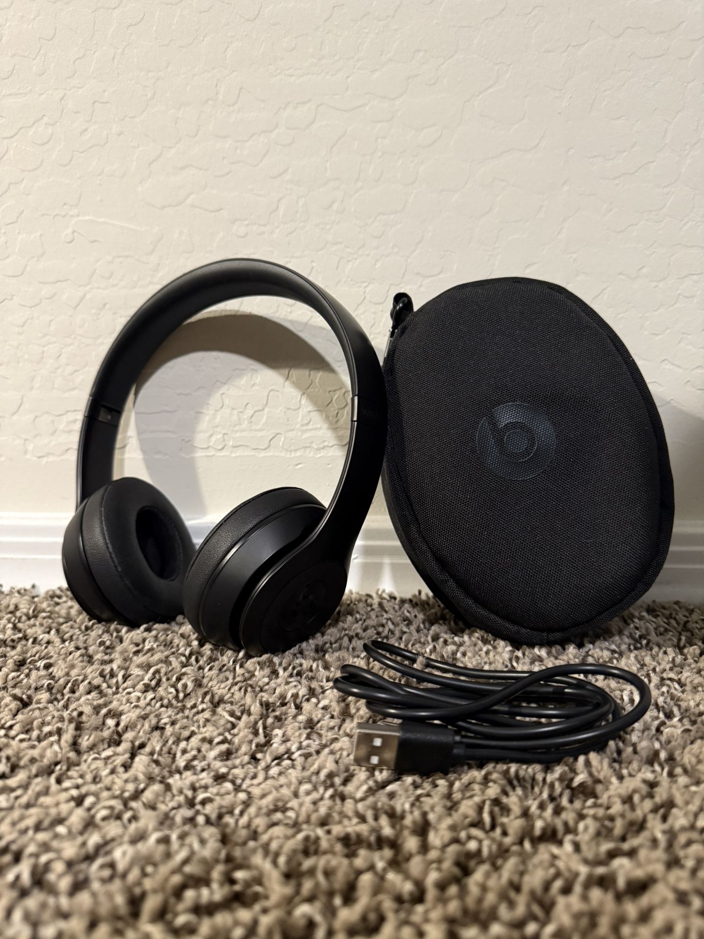 Beats Black Wireless Headphones With Case