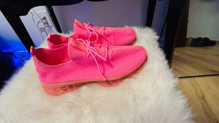 Hot pink tennis shoes size 9