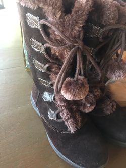 White mountain /aero fur boots rubber soles