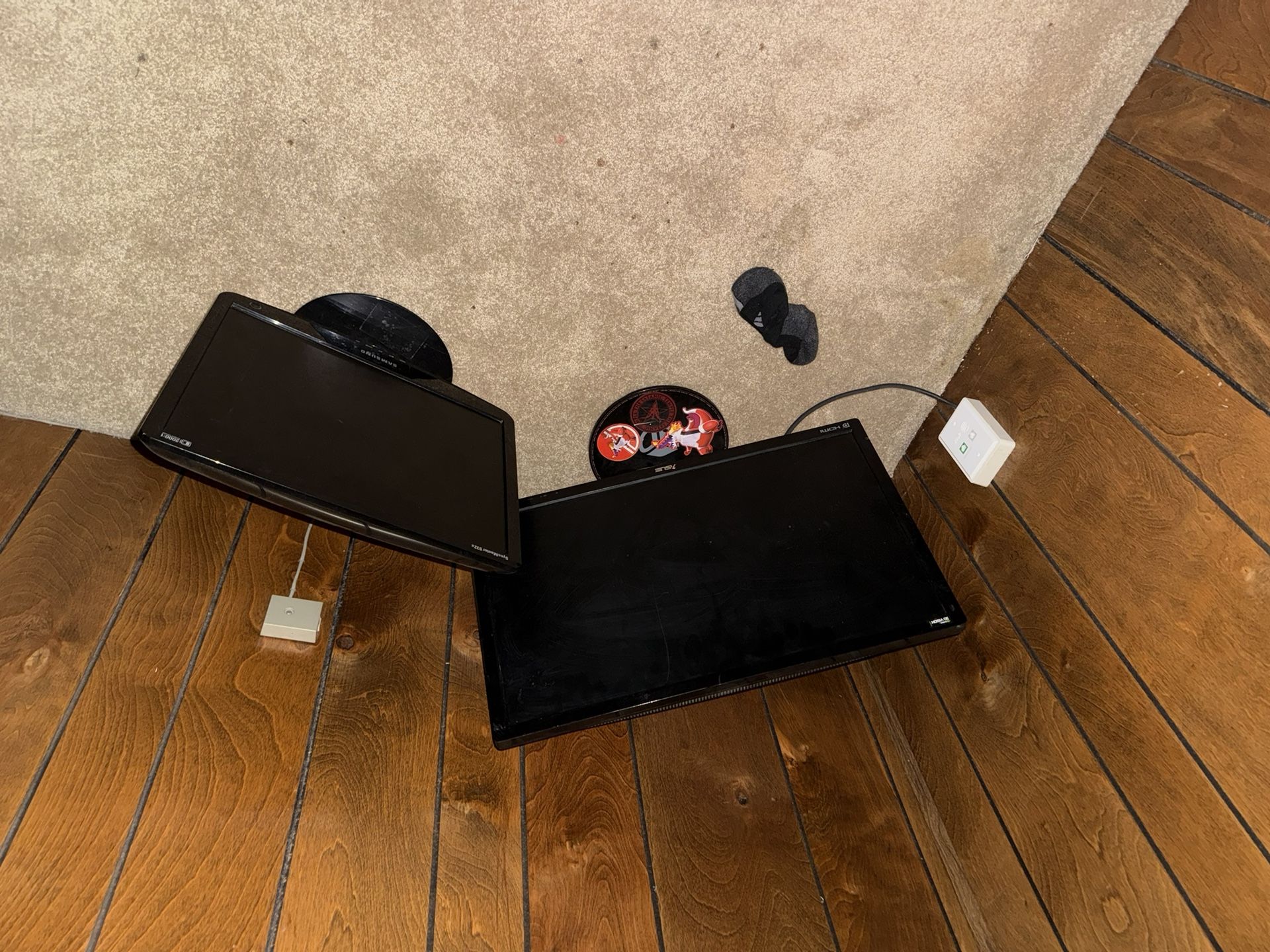 2 Computer Monitors 10