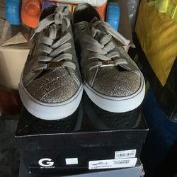 Guess women fashion shoes brand new in the box size 9