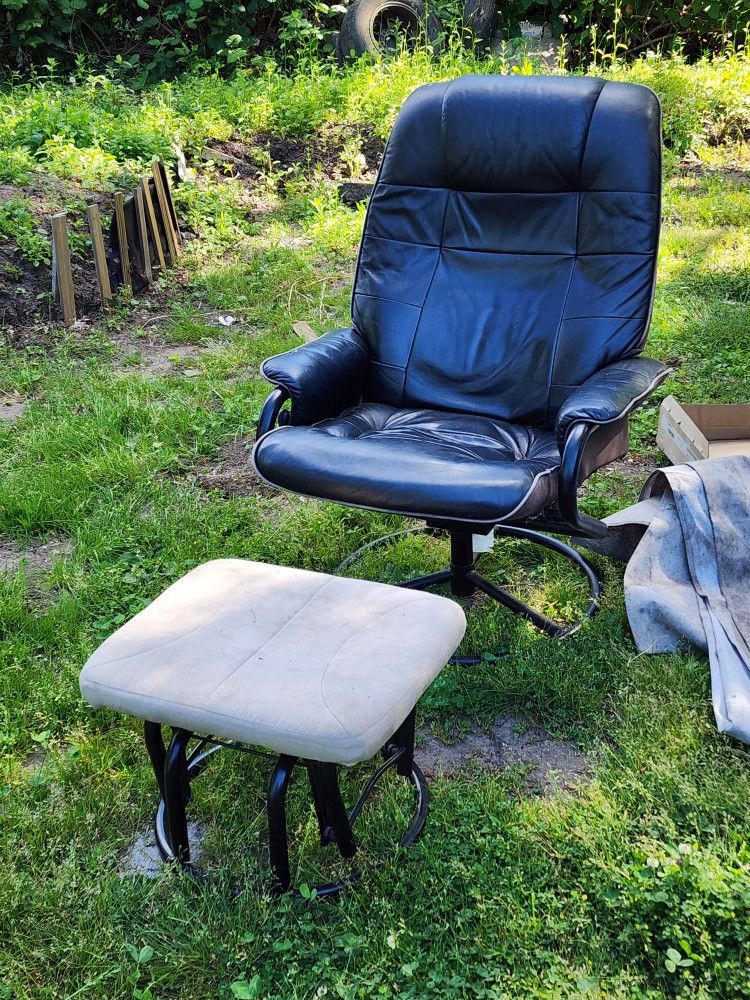 Chair With Ottoman (Free)
