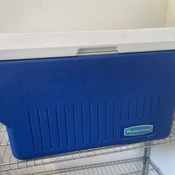 Rubbermaid Large Blue Cooler with White Lid