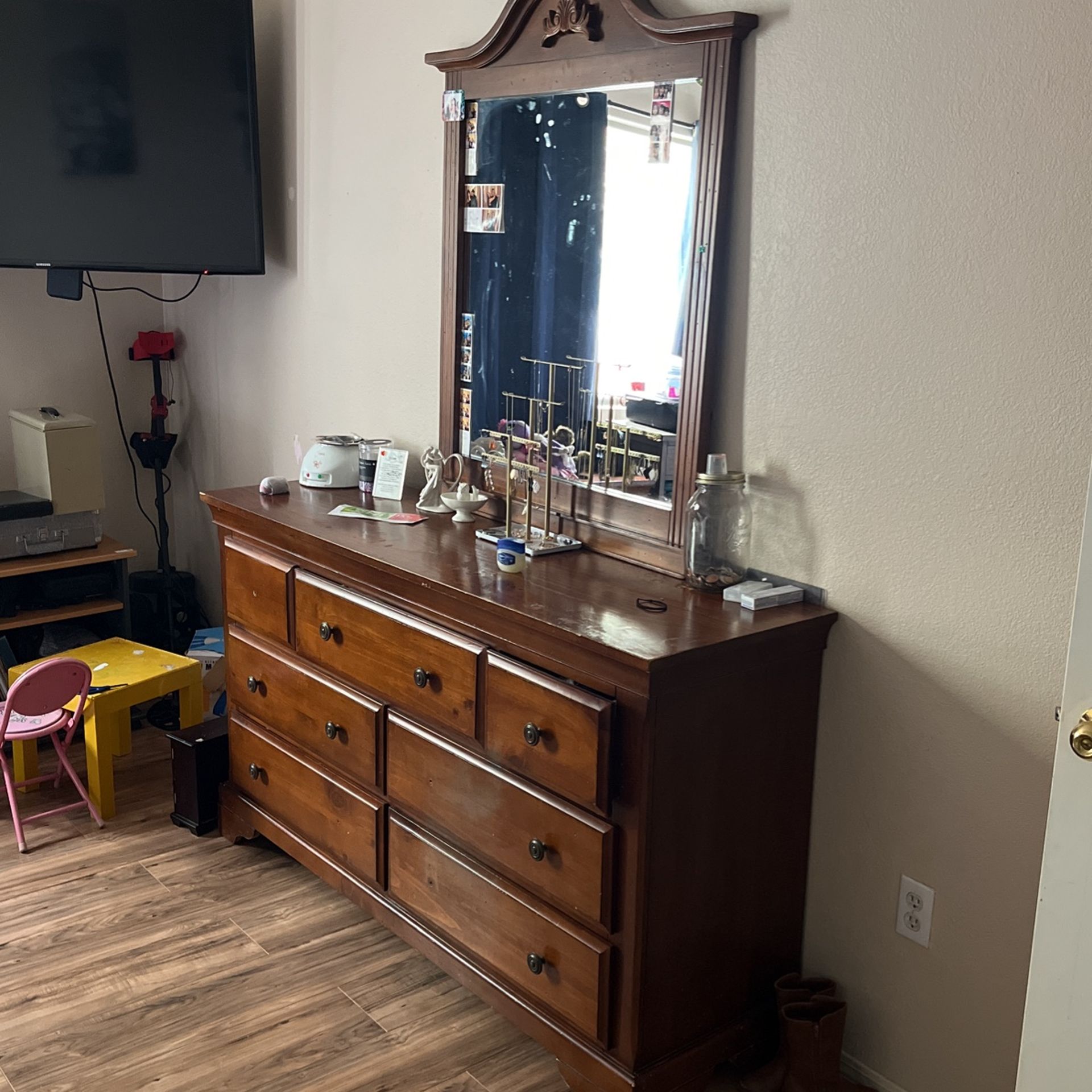 Dresser With Miror