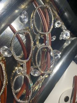Millionaire Celebrity Glasses “Look Like 💴 ” One (1) Unisex wooden frame with sparkling lab, diamond ice trim. Comes with a white protective case for