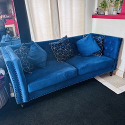 ♥️♥️Beautiful Blue Velour Marlborough Luxury Style Sofa Or Couch , In  Great Condition ♥️♥️ 79”L x 32”H x32”D
