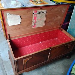 ANYIQUE ROOS CEDAR HOPE CHEST