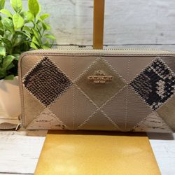 💛Coach Patchwork Wallet💛