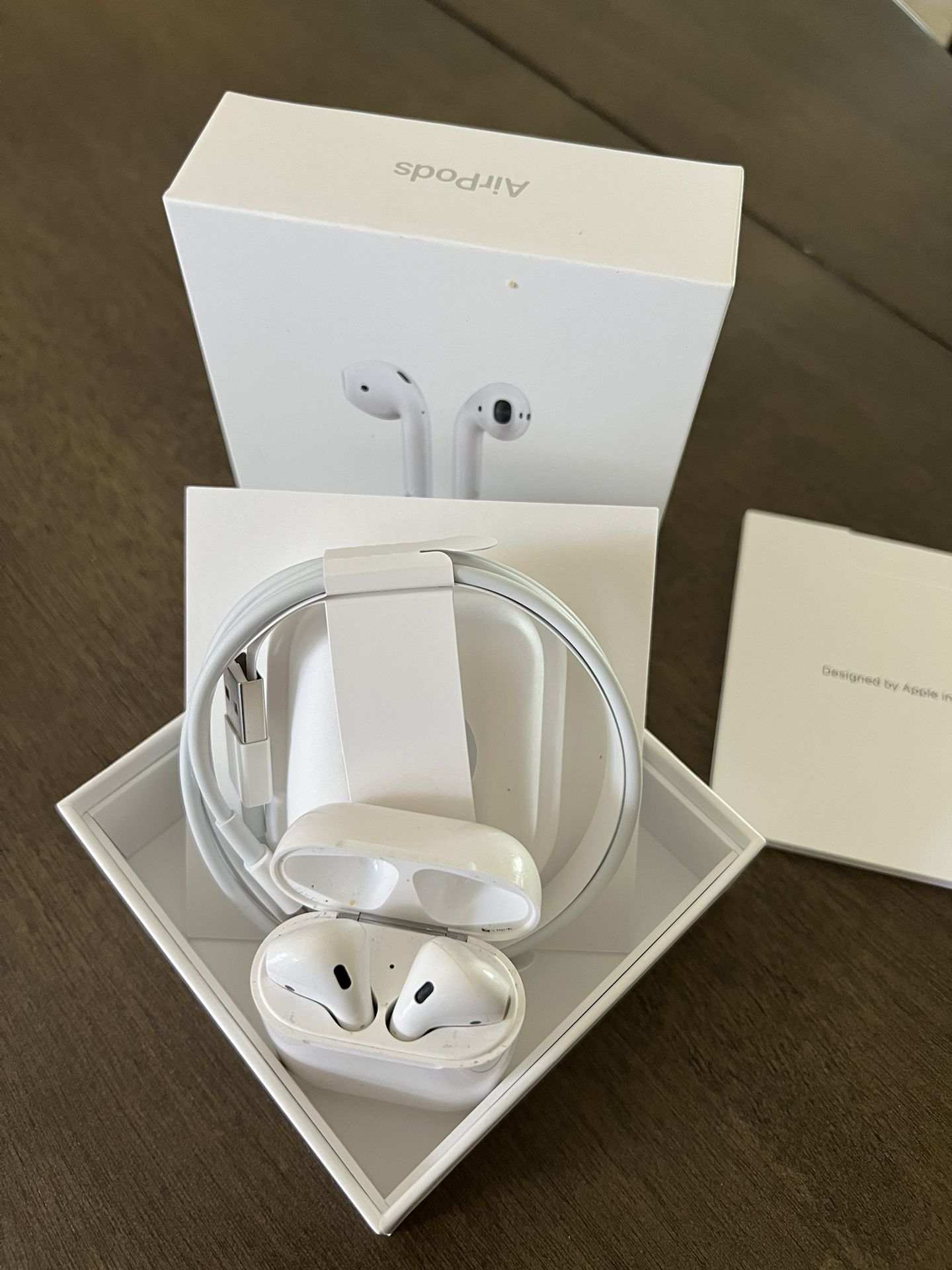 Apple Earbuds 2nd Gen With Charging Case