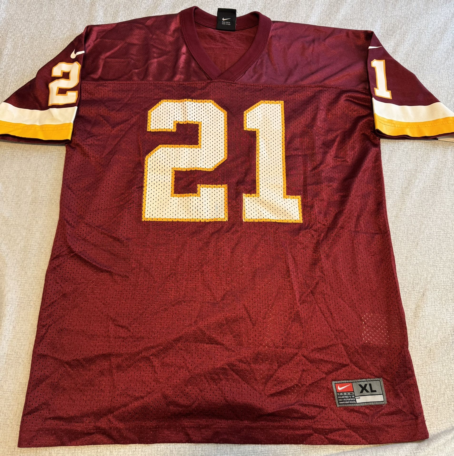 Nike Air Size XL Youth Washington Redskins Vintage Jersey Deion Sanders #21. Jersey is a youth size XL but can possibly fit a men size small. Slight c