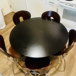Round dining table with five chairs, great condition