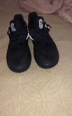 KYRIE’S 4 ! SIZE 10