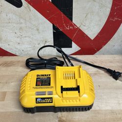 New Dewalt 8amp Fast Charger 