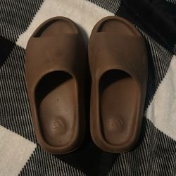 Kid Yeezy Slides Spring Hill Fl 90$ Used