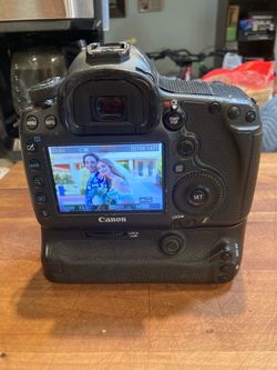 Canon EOS 5DS with battery pack and 2 LP-E6 batteries
