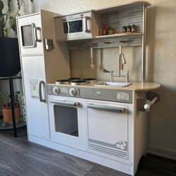 Play kitchen 