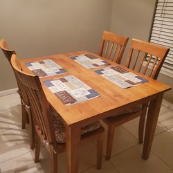 Kitchen Table And 4 Chairs 