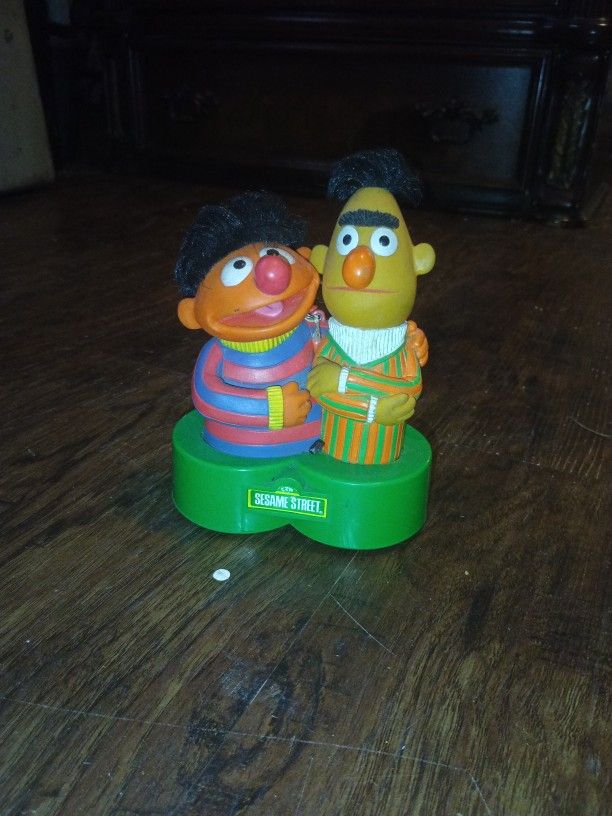 vintage 1976 Bert and Ernie AM radio