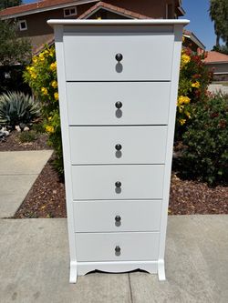 White 6 Drawer Modern Dresser Chest of Drawers Furniture Great Condition
