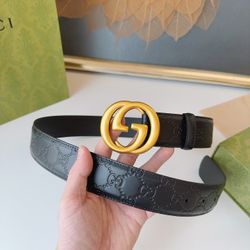 Black minimalist belt