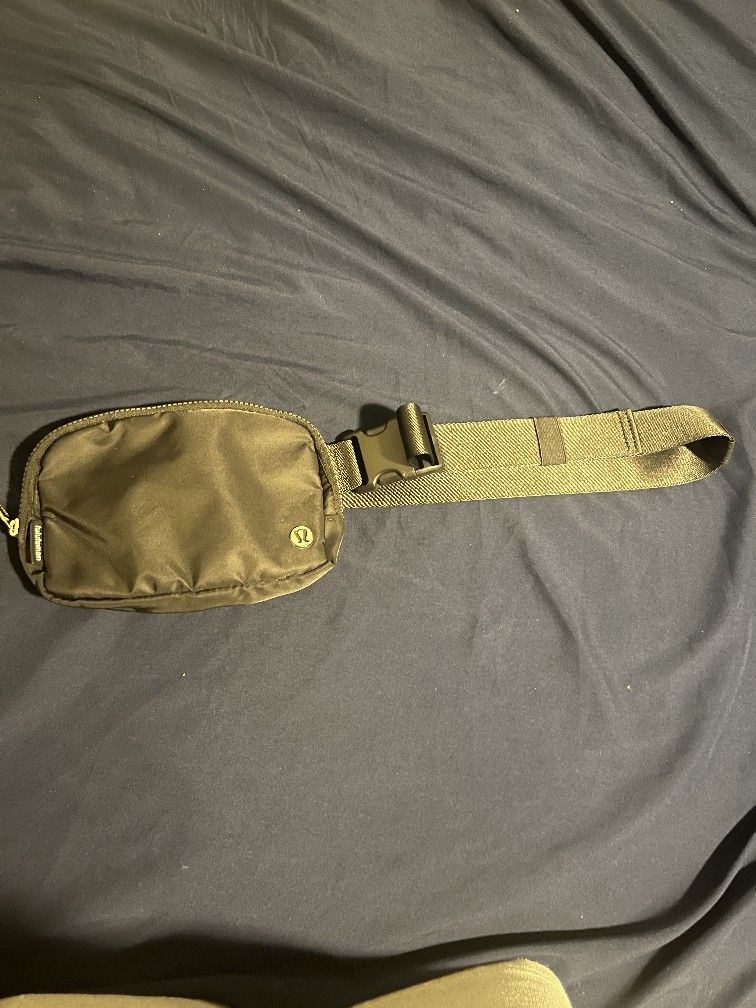 Black Lululemon Everywhere Belt Bag