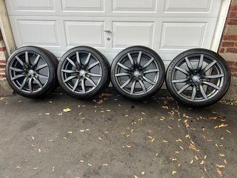 20” Staggered OEM 2016 GTR rims and tires.