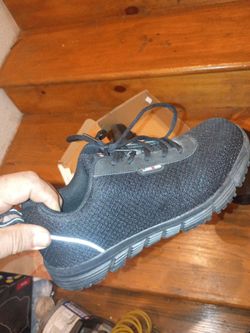 LarrnMern steel toe shoes  women's size 7  - New
