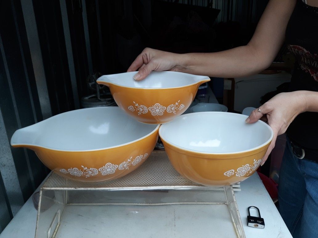 3 old mixing bowls