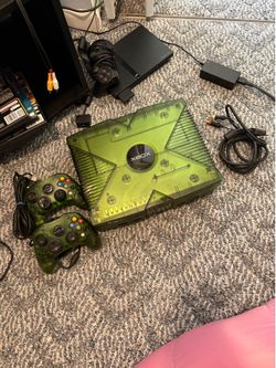 Halo special edition Xbox w/ 2 controllers . Tested and working .