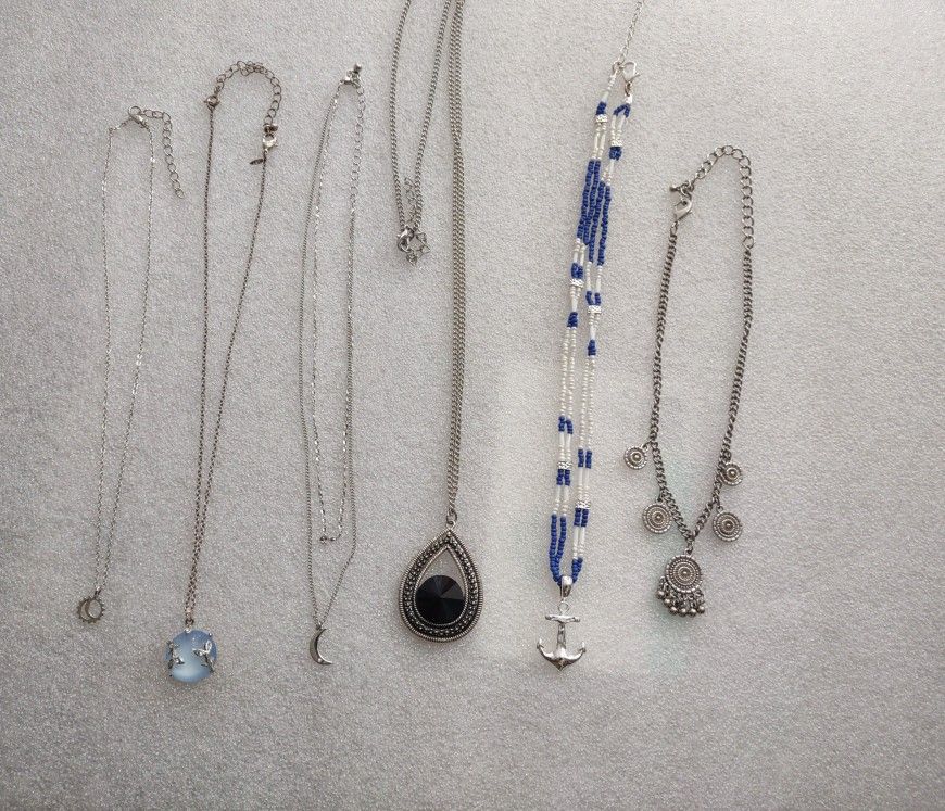 6 silver tone chains in excellent condition, see photos for details.