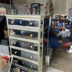 Z Gallery 6 Drawer Dresser