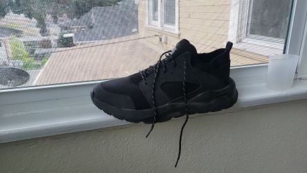 Size 11 athletic leisure shoes.