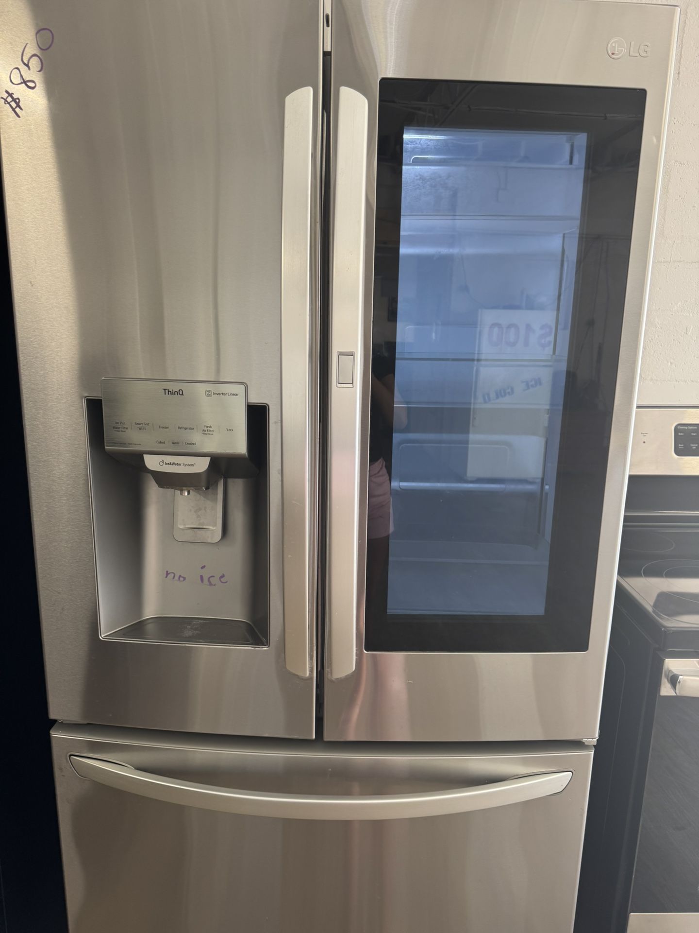 Fridge lado French Doors Stainless Steel there is no ice on the door