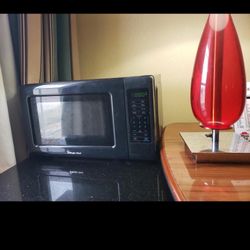 The Magic Chef 0.7 cu. ft. Countertop Microwave in Black