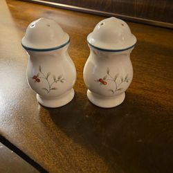 Pfaltzgraff Winterberry Christmas  Salt & Pepper Shakers