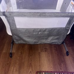 Baby Delight Beside Me Dreamer Bassinet and Bedside Sleeper 