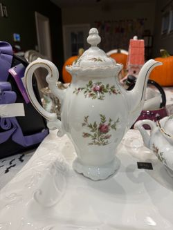 Tea/Coffee Pot, Gravy bowl and Round Vegetable dish ( set)