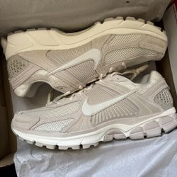 Nike Shoes Zoom Vomero 5 Size 12 